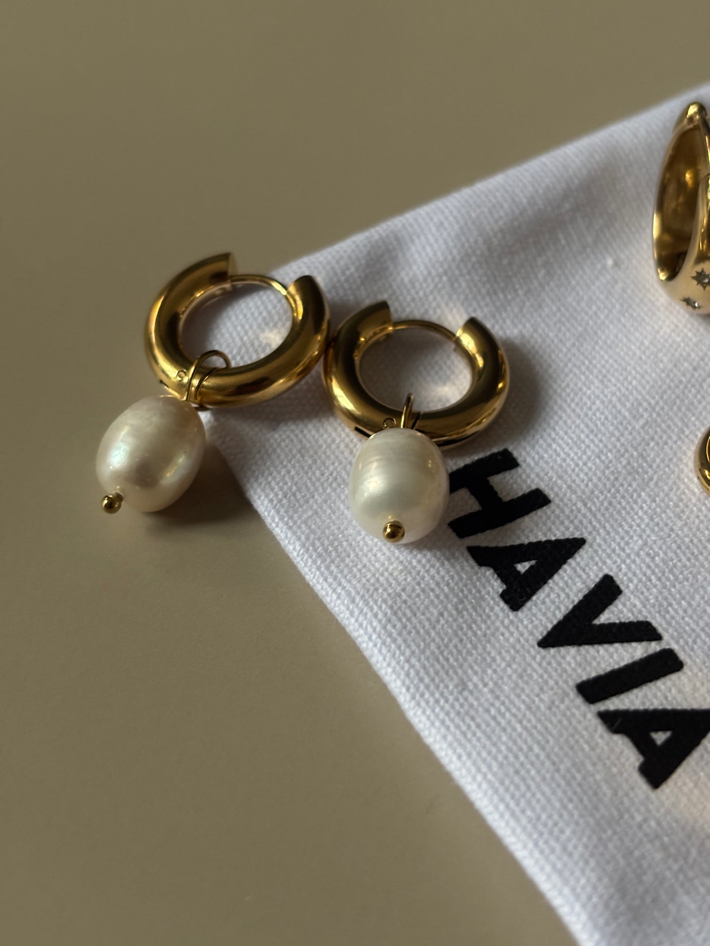 The Luna Pearl in Gold