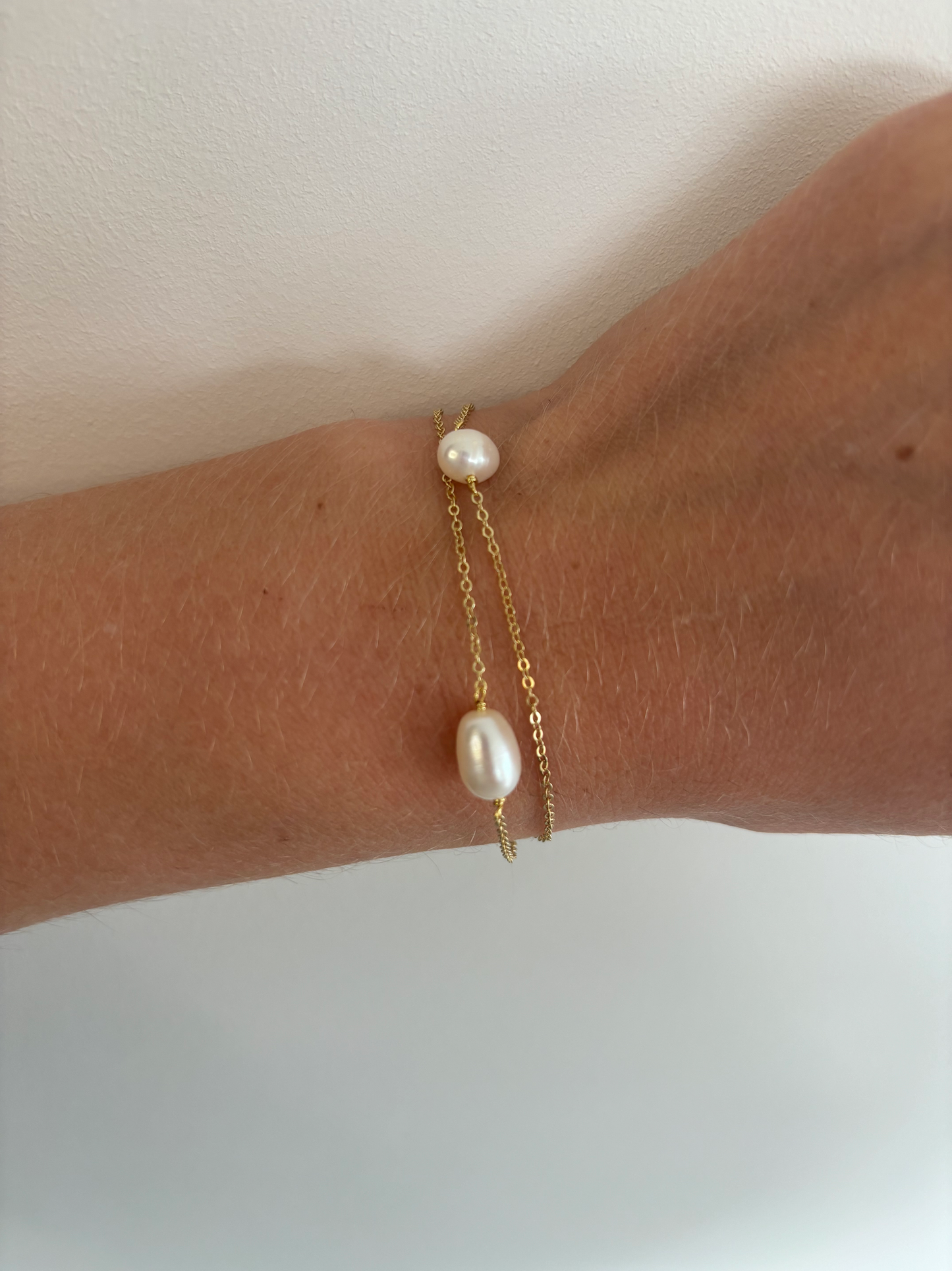 The Pearl Bracelet in Gold image 2